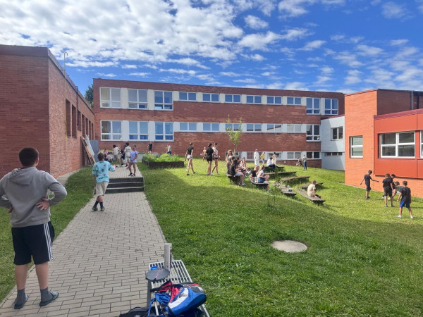 Naše školní atrium – místo odpočinku, pohybu i radosti